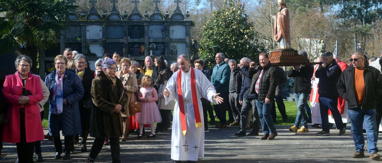 Un momento de la procesión de San Blas desarrollada en Cordeiro (Valga).