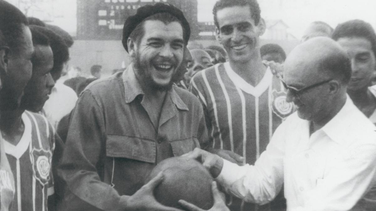El ‘Che’ saludó a los jugadores del Madureira brasileño durante su gira por Cuba en 1963
