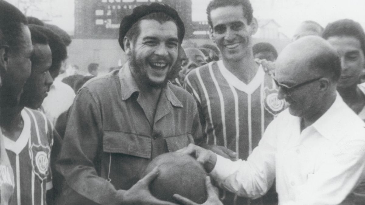 El ‘Che’ saludó a los jugadores del Madureira brasileño durante su gira por Cuba en 1963