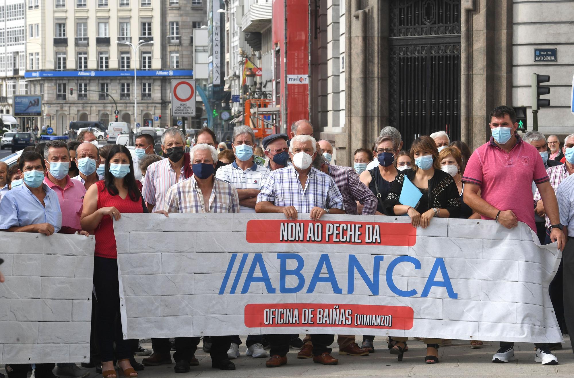 Manifestación contra el cierre de sucursales bancarias en el Obelisco