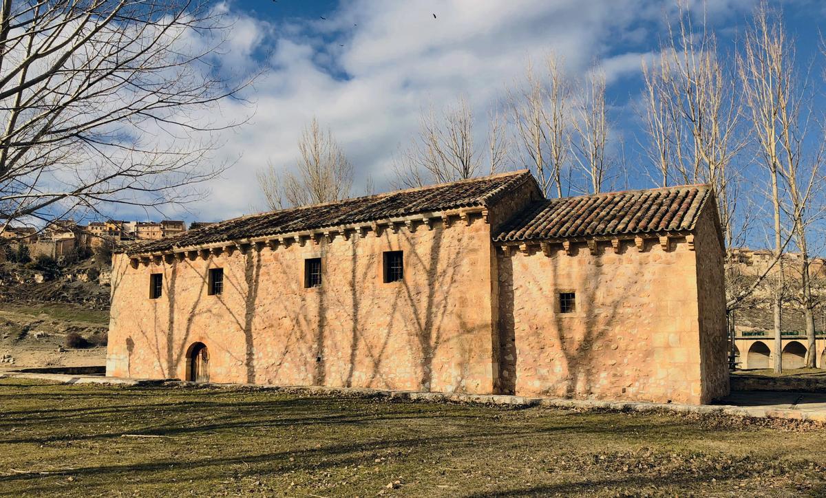 La ermita de Vera Cruz, con Maderuelo al fondo. 