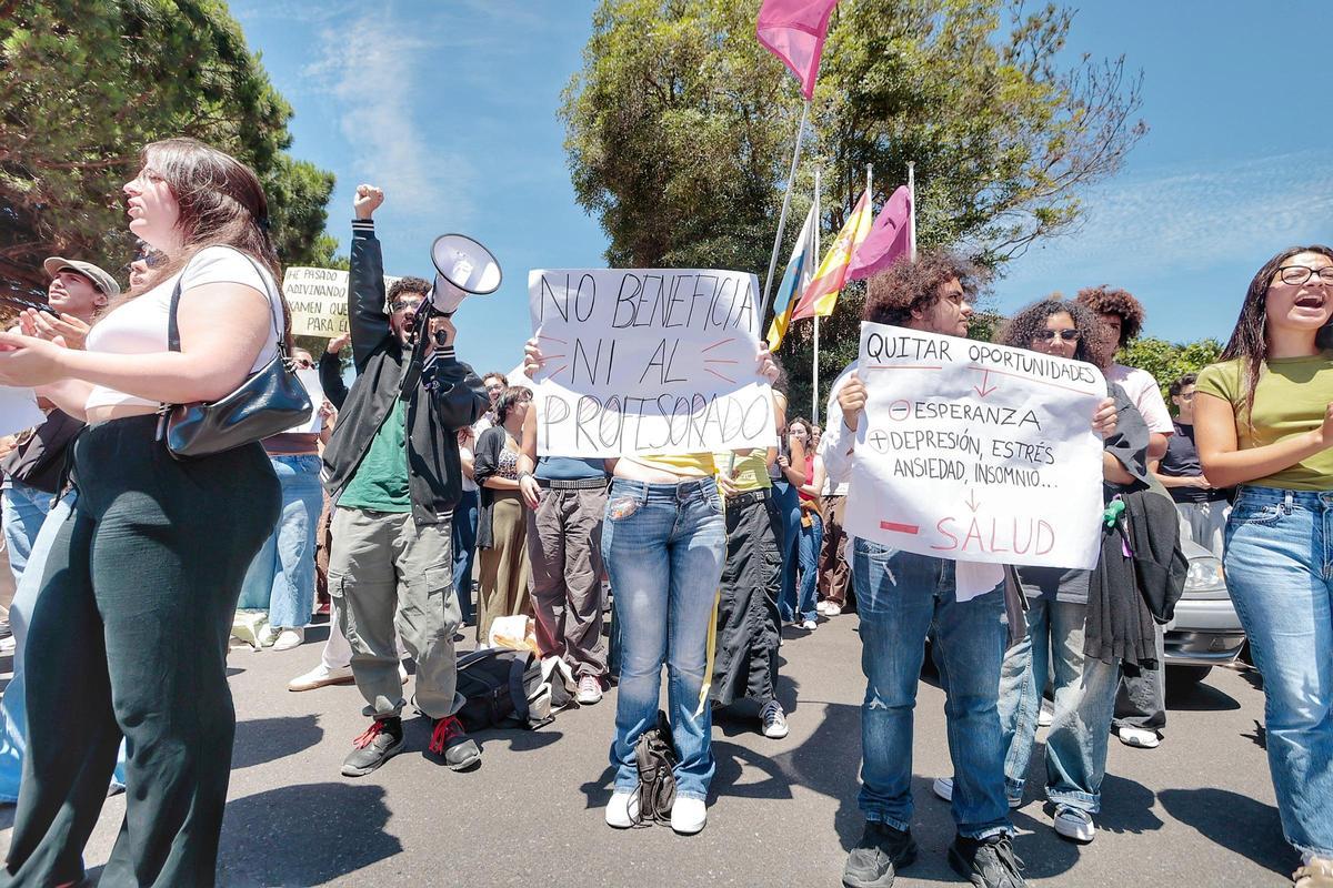 Concentración de alumnos de la ULL por la posible pérdida de una convocatoria de exámenes