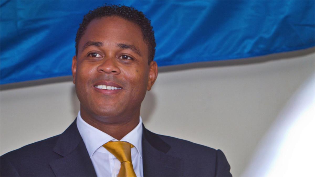 Patrick Kluivert, director deportivo del PSG