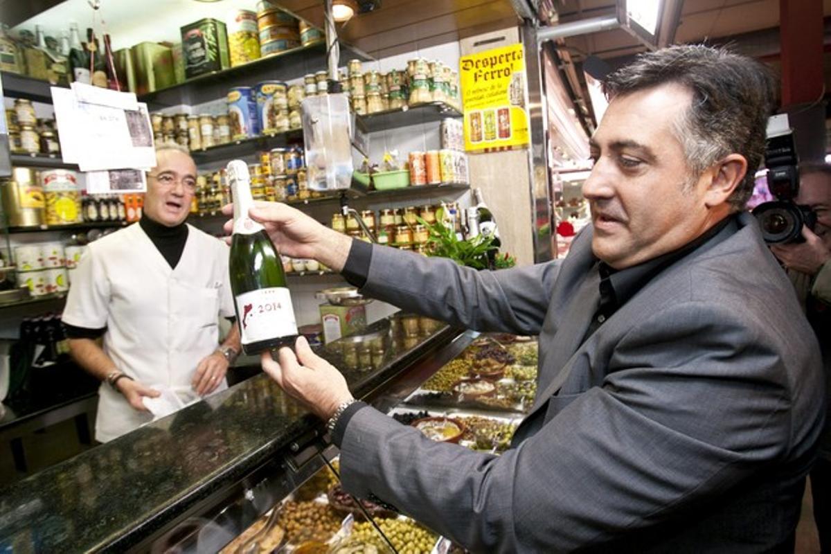 Un comerciant ofereix una ampolla de cava a Joan Puigcercós, durant la visita que ha fet a la zona comercial del barri de Sants, avui a Barcelona. Un comerciant ofereix una ampolla de cava a Joan Puigcercós, durant la visita que ha fet a la zona comercial del barri de Sants, avui a Barcelona.