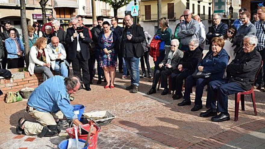 Els fills de quatre dels puig-reigencs deportats i assassinats observant, de prop, el procés de l&#039;escultor alemany