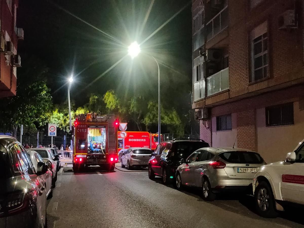 El incendio se originó en un piso de Xàtiva sobre las siete de la tarde.