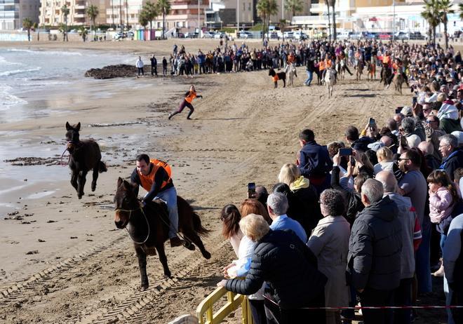 Las imágenes de la carrera de caballos en la playa de Orpesa