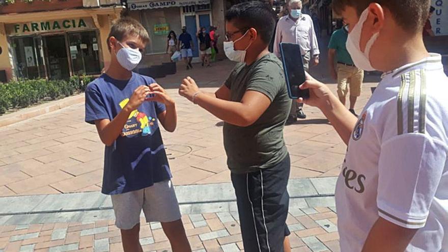 Uno de los grupos en la Plaza de Santa María haciendo una prueba. | E. P.