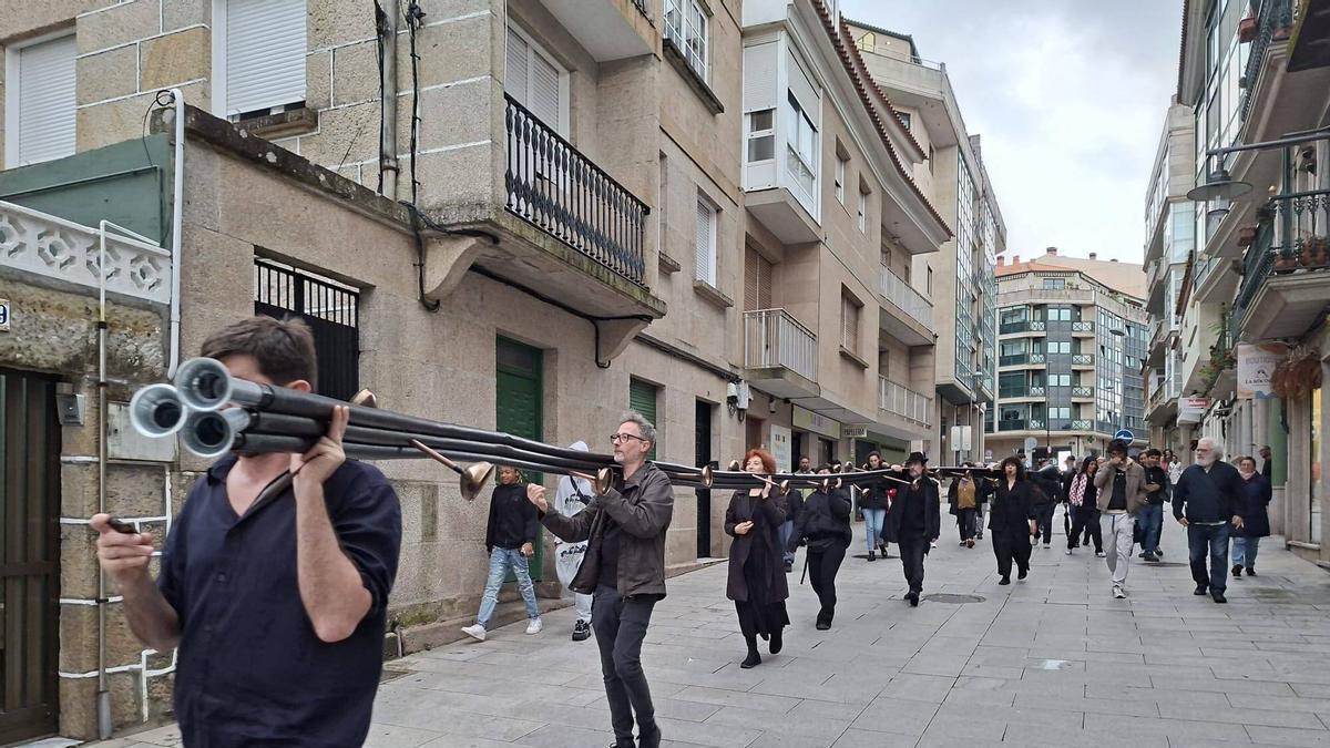 Performance de la asociación Arborar por las Calles de Cangas