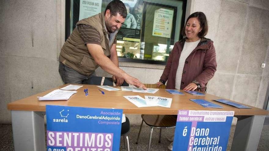 Fernández y Beloso en el puesto informativo del centro de salud de A Estrada. // Bernabé/Cris M.V.