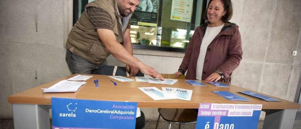 Fernández y Beloso en el puesto informativo del centro de salud de A Estrada. // Bernabé/Cris M.V.