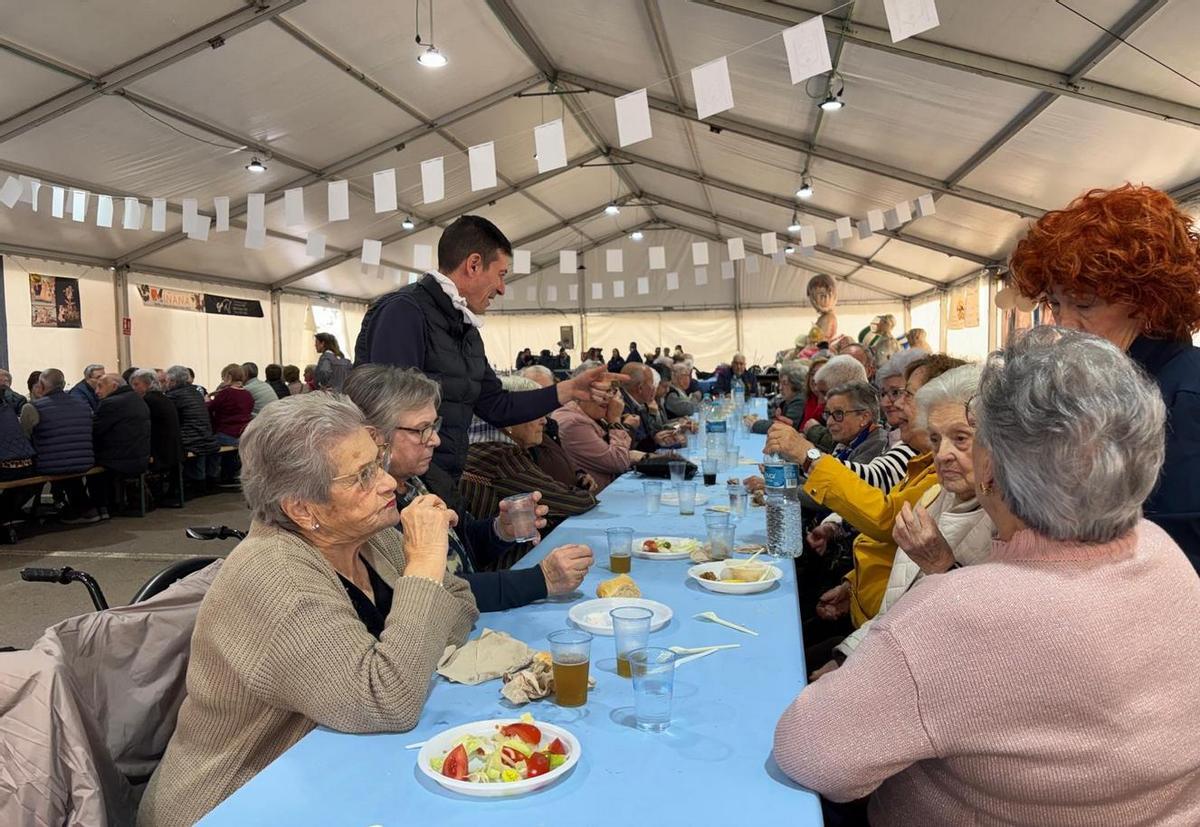 El alcalde saluda a los comensales del Dinar d’Homenatge.