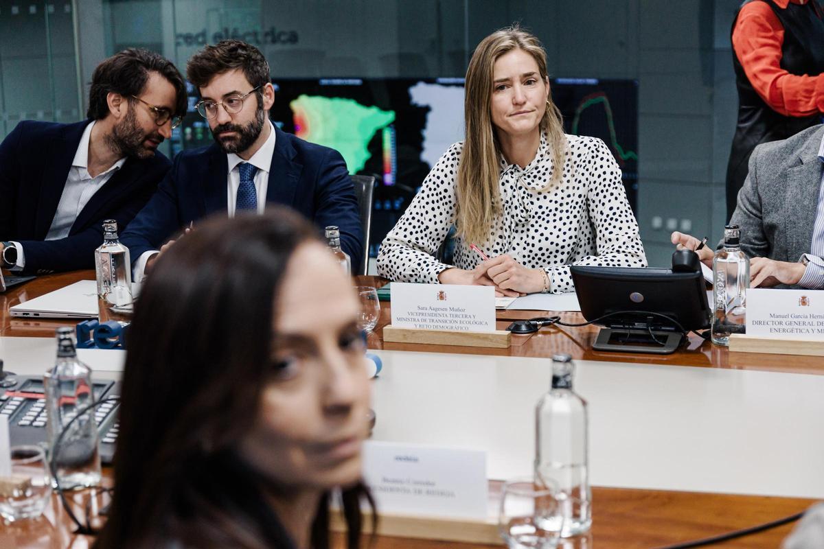 La vicepresidenta tercera y ministra para la Transición Ecológica, Sara Aagesen y la presidenta de Red Eléctrica de España, Beatriz Corredor, asisten a la reunión para el análisis de la crisis eléctrica, a 3 de mayo de 2025, en Madrid (España).