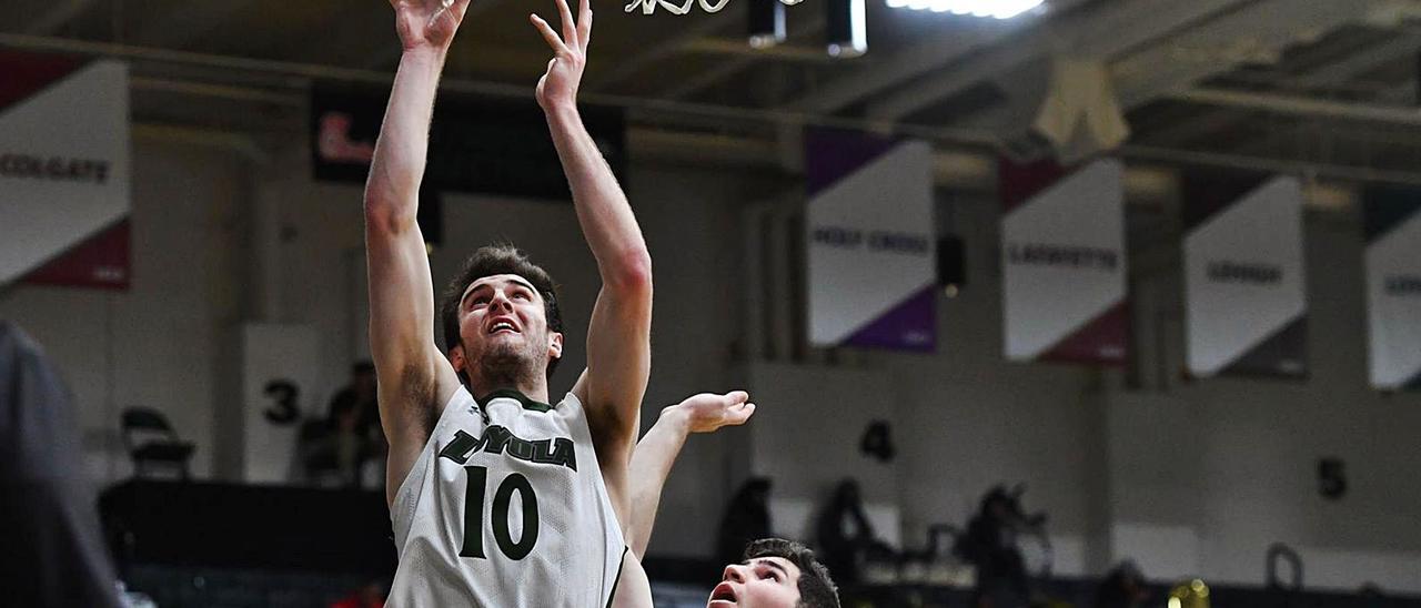 Andrew Kostecka se dispone a anotar en un partido de Loyola ante Bucknell. | |  LARRY FRENCH / LOYOLA