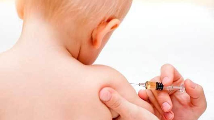 La vacuna triple bacteriana se aplica a los niños de dos, cuatro y once meses.