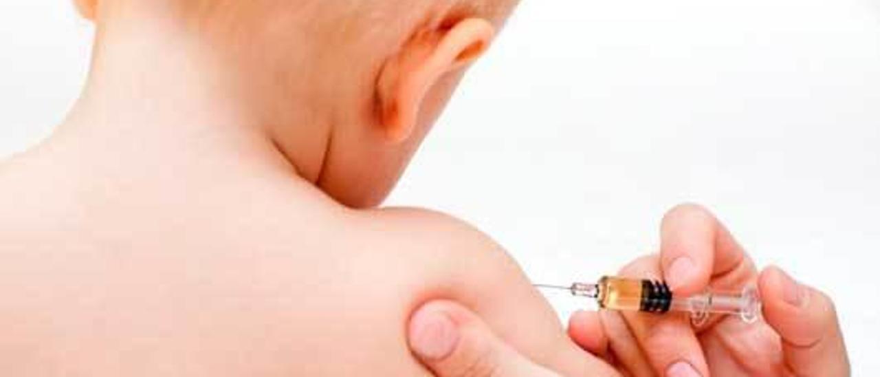 La vacuna triple bacteriana se aplica a los niños de dos, cuatro y once meses.