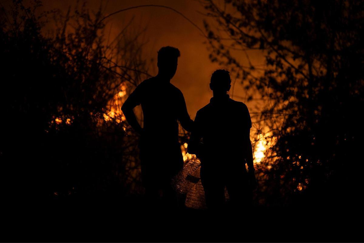 Las llamas cercaron por la noche núcleos en A Rúa