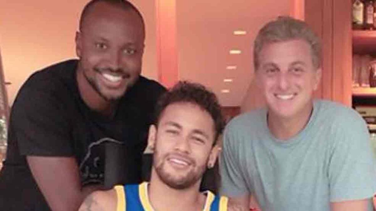 Neymar, junto a unos amigos en Mangaratiba