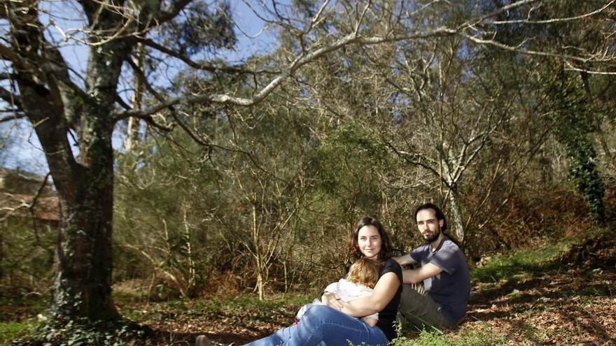 Noa Fernández y Jose Collazo, con uno de sus hijos en la finca de Foresta. // José Lores