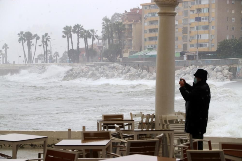 Lluvia y temporal en el mar en Málaga con la llegada de la borrasca Filomena.