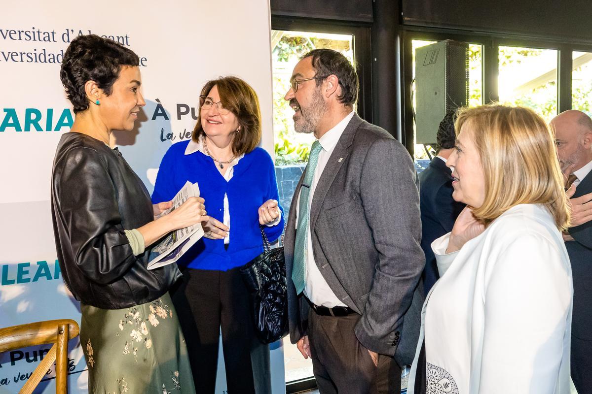 La secretaria de Estado del Mitma conversando con la rectora de la Universidad de Alicante al concluir el desayuno-coloquio.