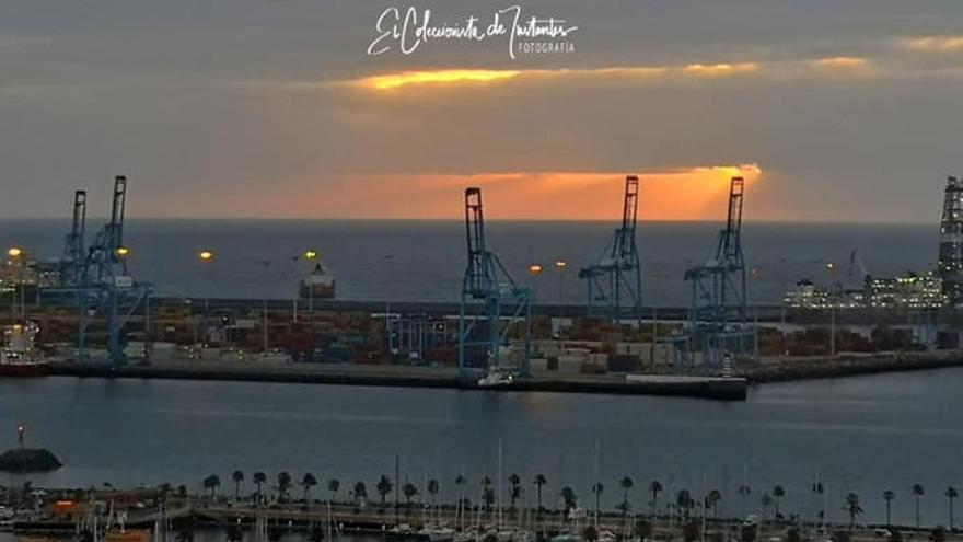 Amanecer nublado entre gigantes de hierro en el Puerto de La Luz y de Las Palmas. Mirador de la Cornisa. Las Palmas de Gran Canaria