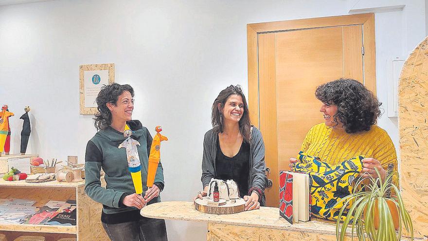 Tres artesanes obren la primera botiga compartida de Solsona