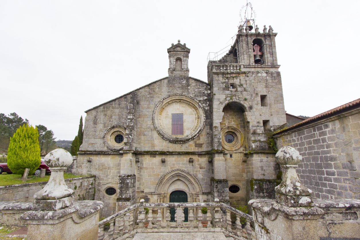 Fachada y campanario, iglesia del monasterio de San Clodio.