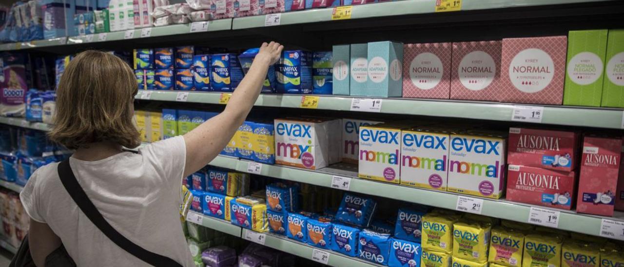 La rebaja en el IVA de los productos de higiene es de las medidas más aplaudidas. | CARLOS MONTANES