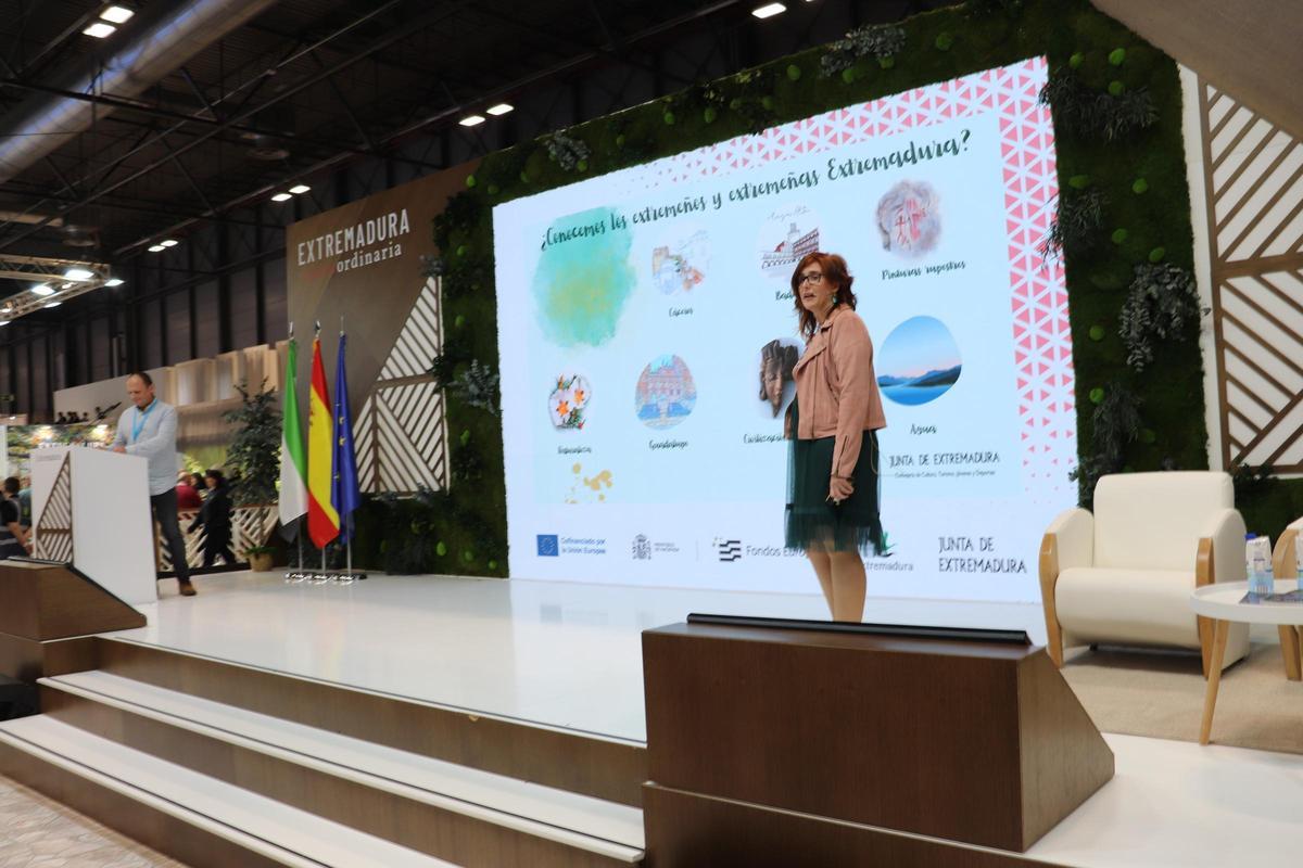 Regina Domínguez, técnica de la dirección general de Turismo de la Junta de Extremadura , y Manuel Romero, de la empresa Masmagín.