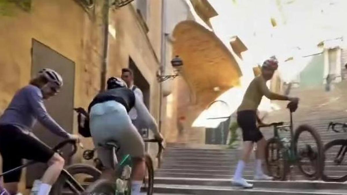 Una captura del video on es veu al ciclista pujant les escales