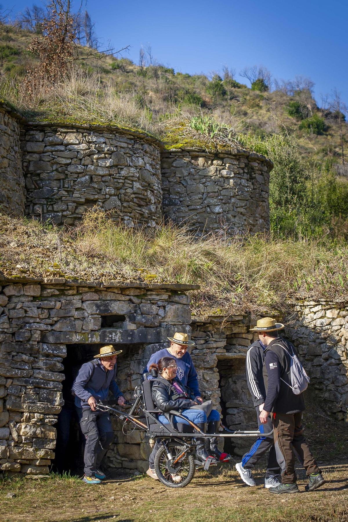 Una imatge de la visita adaptada a les tines de la Vall del Flequer