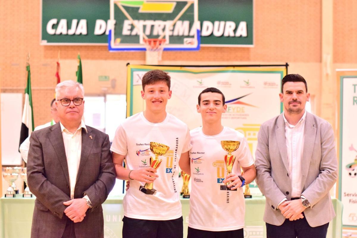 El rector de la UEx, Pedro M. Fernández y  el director general de Jóvenes y Deportes, Santiago Amaro Barril.