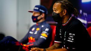 Lewis Hamilton, en primer plano, con Max Verstappen, al fondo, en la conferencia de prensa del primer GP de F-1.