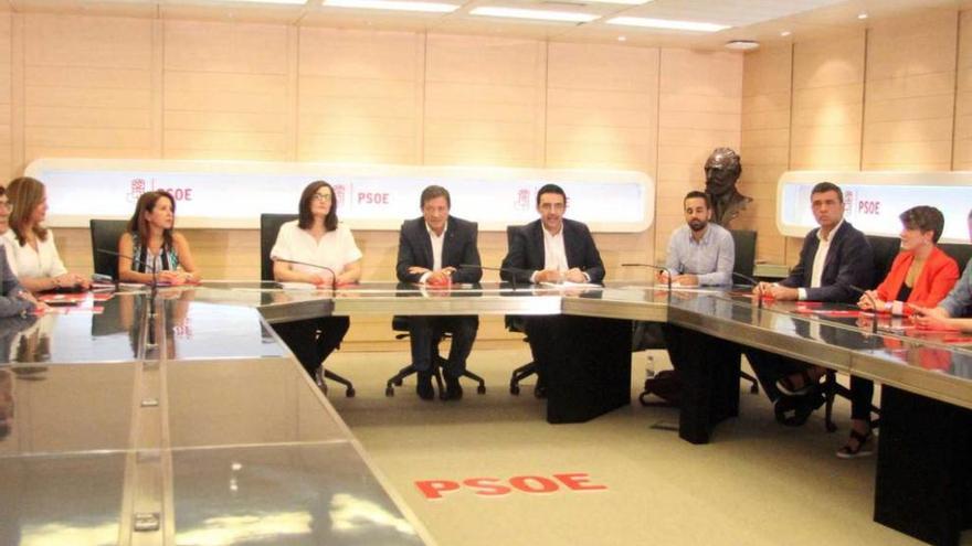 Javier Fernández, en el centro, en una reunión de la gestora del PSOE.