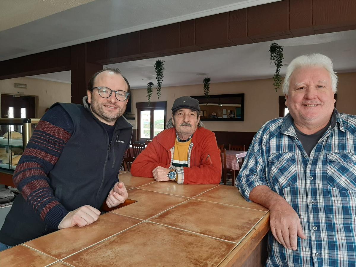Por la izquierda, Marco Navarro, José Corujo y José Reguera, en un bar de la zona.