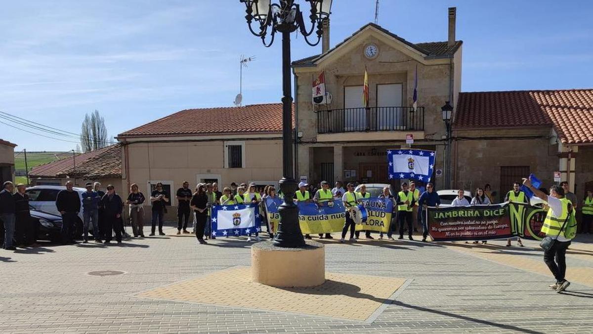 Protesta a las puertas del ayuntamiento de Peleas de Abajo contra las plantas de biogás.