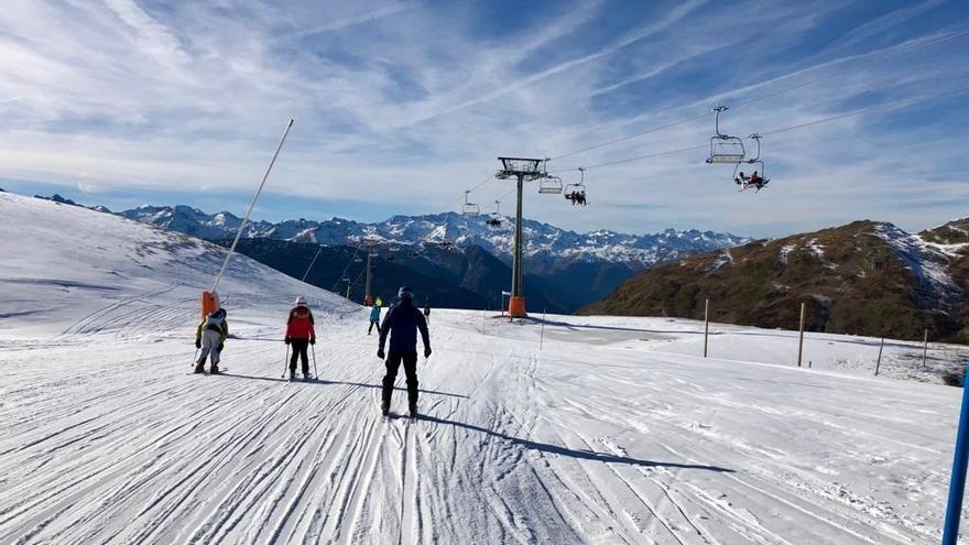 Accident a Baqueira Beret: mor un esquiador per una caiguda mentre esquiava