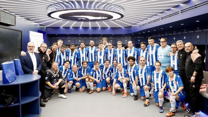 Equipo del RCD Espanyol Special, en el vestuario del estadio.