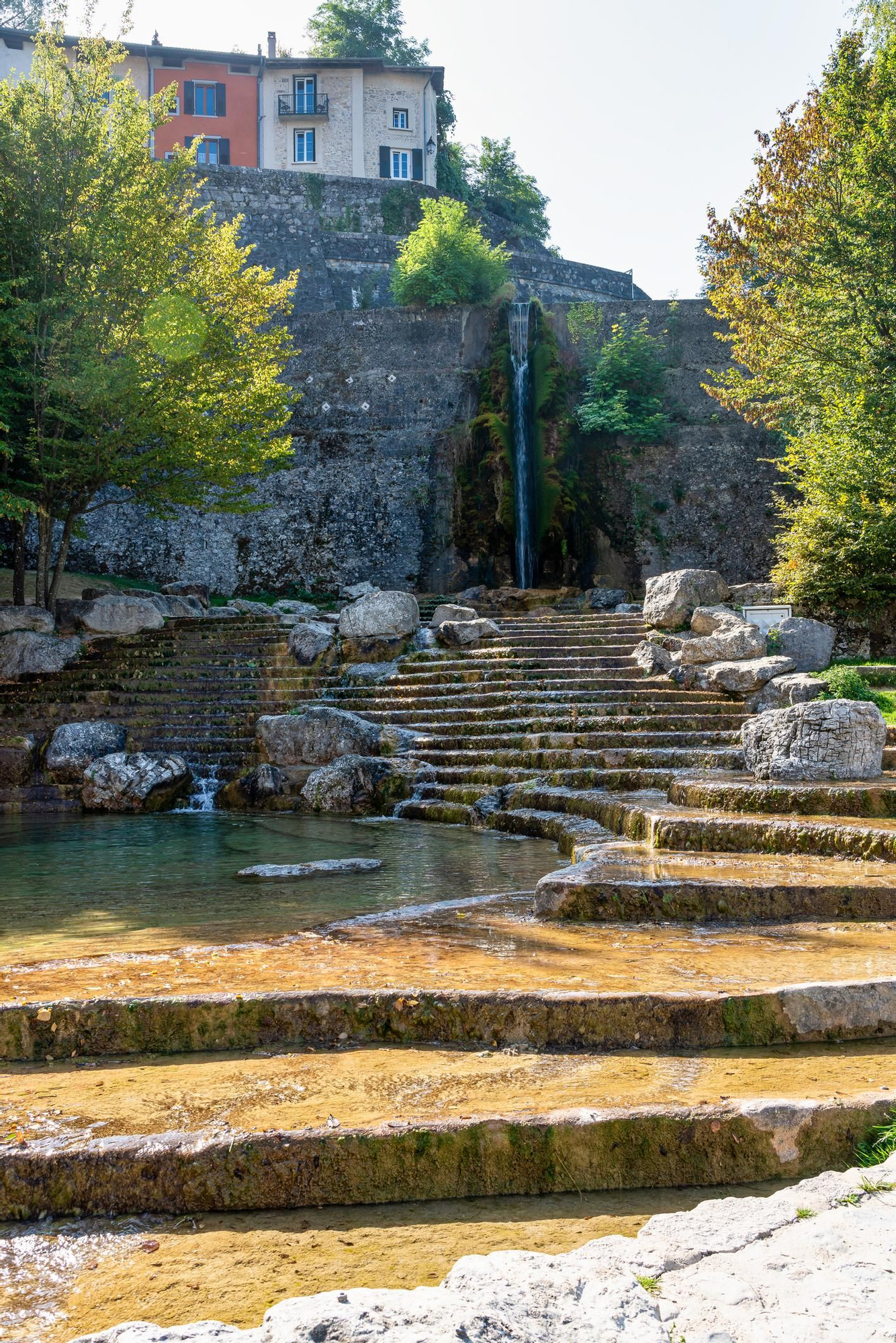 Una piscina natural con cascada, la sorpresa al final del paseo en este pintoresco pueblo francés