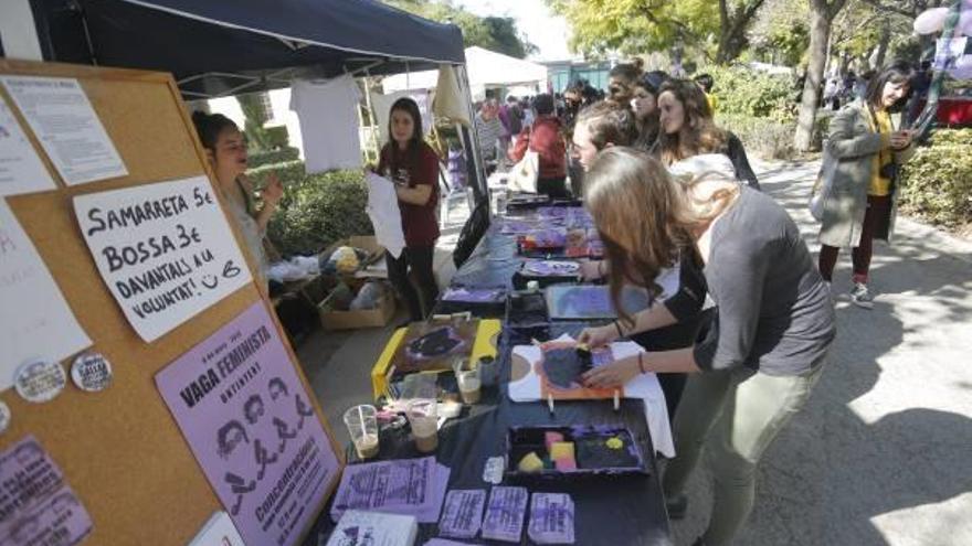 Diversas organizaciones feministas se desplazaron hasta los Jardines de Viveros.