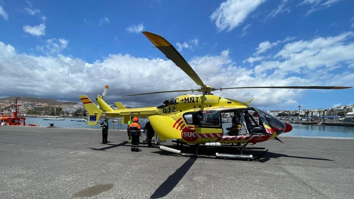 El helicóptero medicalizado en el muelle de Arguineguín para trasladar al ahogado.