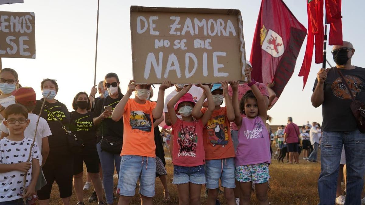 Niños participantes en la protesta.