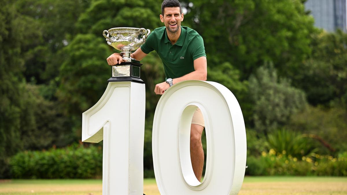 Djokovic, posando con el trofeo del Open de Australia