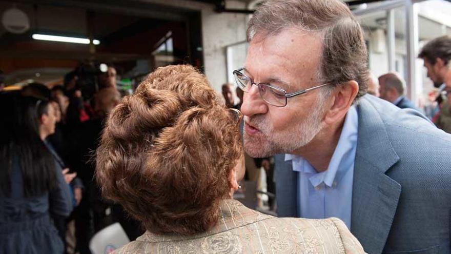 Rajoy saluda a una simpatizante en Avión.