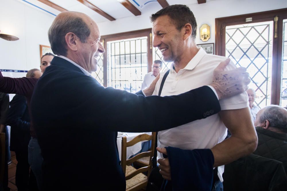 El empresario Pepe Barberá organizó ayer una comida por el Centenario del Valencia con más de 100 exjugadores y exdirectivos de distintas generaciones: Saura, Roberto Gil, los hermanos Claramunt, Forment, Tatono, Paquito, Zigic, Carboni... (en la imagen, Juan Sánchez saluda a Juan Martín Queralt ante Bartual y Llorente).