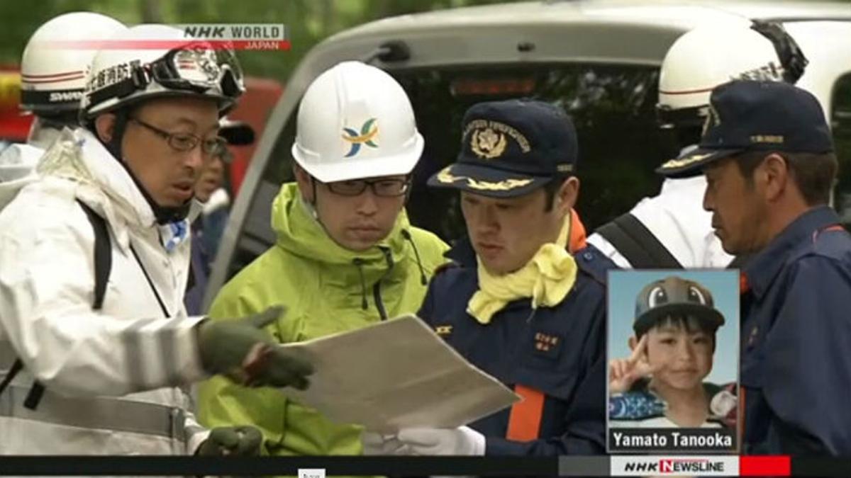 Agentes de policía buscan al pequeño Yamato Tanooka, en la esquina inferior derecha.