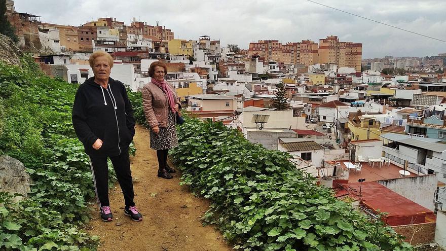 Dos vecinas de Mangas Verdes en las obras inacabadas del Parque del Sendero del Cau, en febrero de 2020.