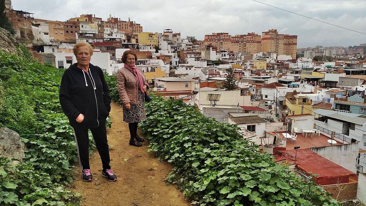 Dos vecinas de Mangas Verdes en las obras inacabadas del Parque del Sendero del Cau, en febrero de 2020. | A.V.