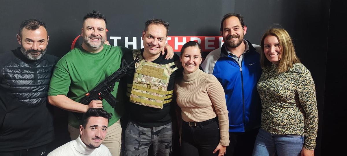 Un grupo de amigos tras pasar por el escape room.